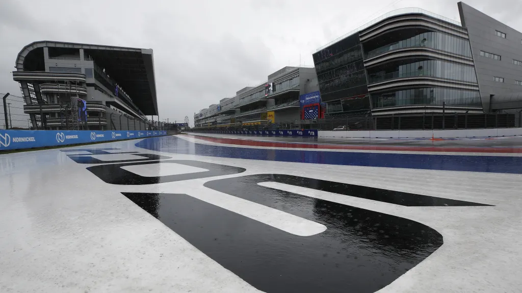 Deštivé počasí na okruhu v Soči