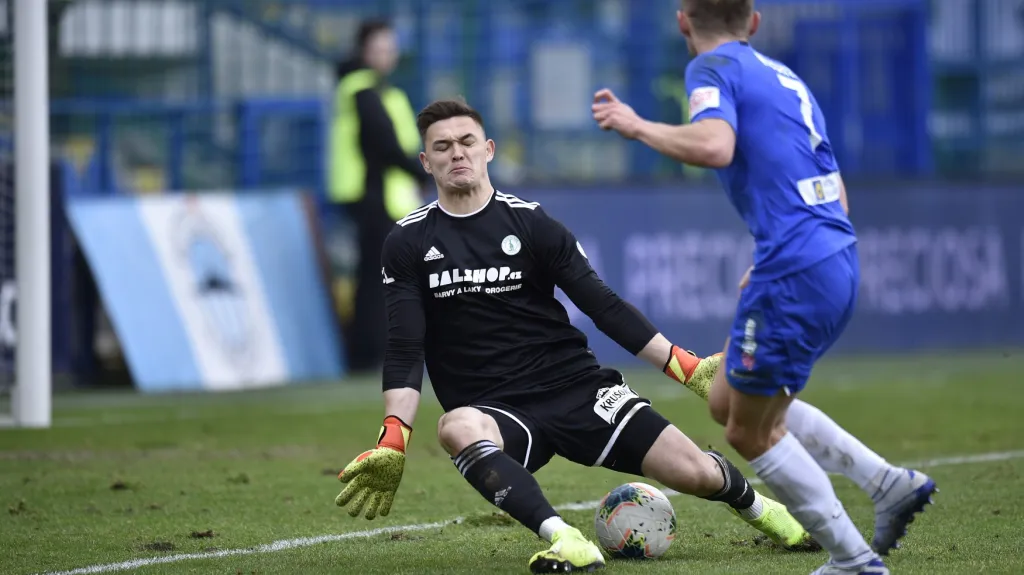 Jan Kuchta z Liberce překonává brankáře Patrika Le Gianga z Bohemians 1905