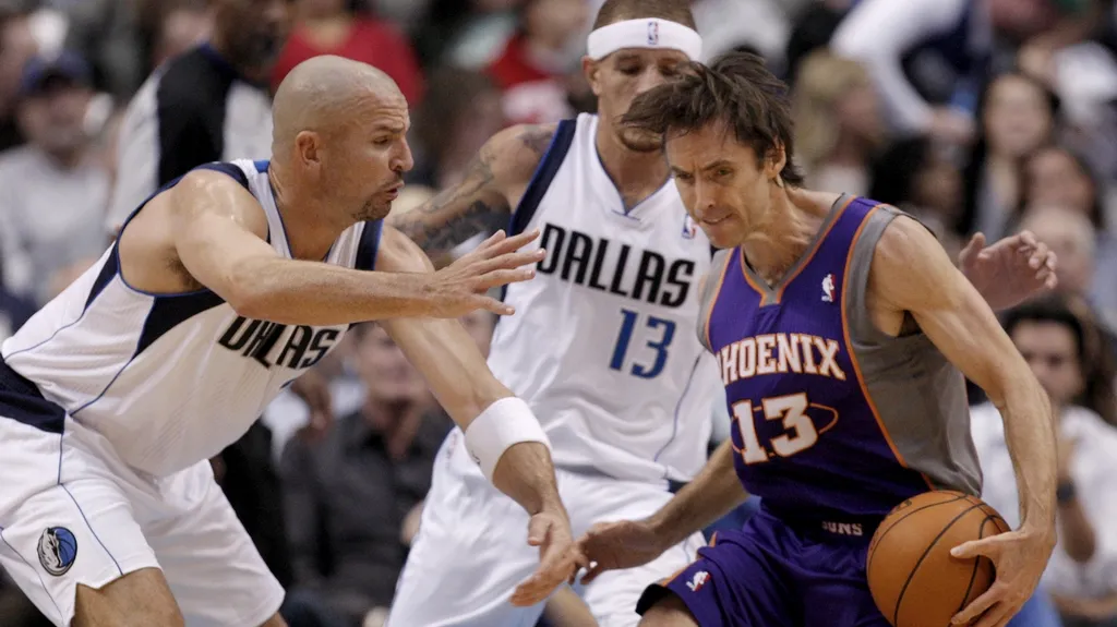 Jason Kidd brání Stevea Nashe v utkání NBA