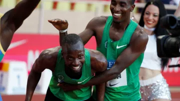 Nijel Amos oslavuje s Harúnem Abdou