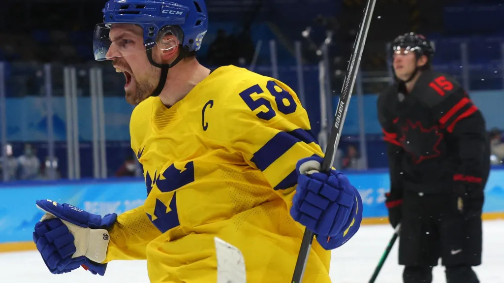 Švédský kapitán Anton Lander slaví trefu proti Kanadě