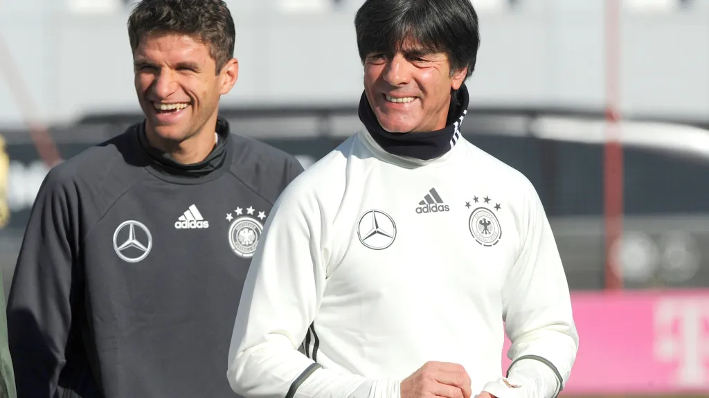 Kouč německém reprezentace Joachim Löw s Thomasem Müllerem ještě v dobrém rozpoložení