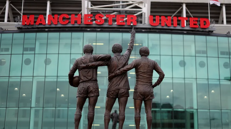 Sousoší George Besta, Denise Lawa a Bobbyho Charltona