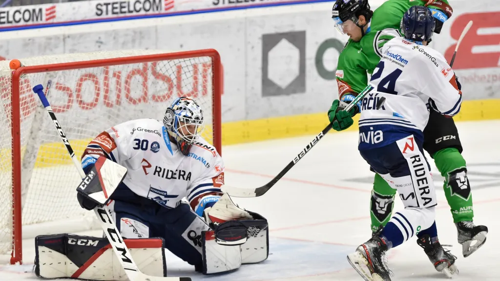 Vítkovický brankář Aleš Stezka kryje šanci Mladé Boleslavi