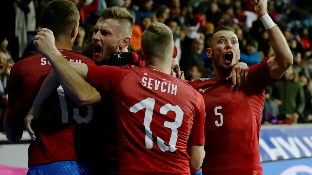 Čeští fotbalisté se radují z gólu v kvalifikaci o ME
