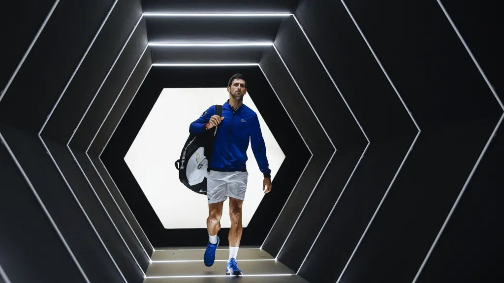 Novak Djokovič vstupuje do pařížské haly