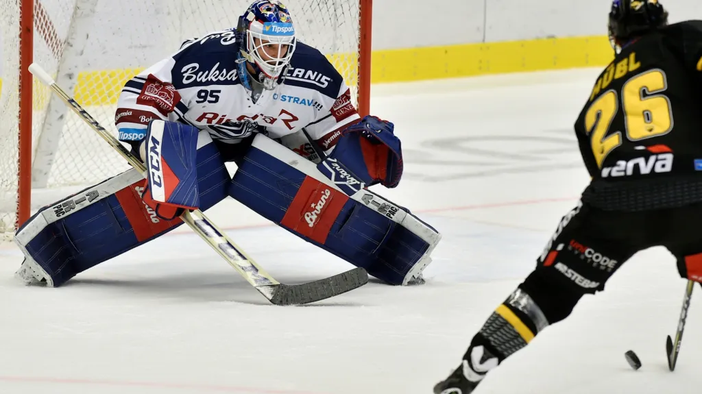 Vítkovický brankář Miroslav Svoboda proti Viktoru Hüblovi z Litvínova
