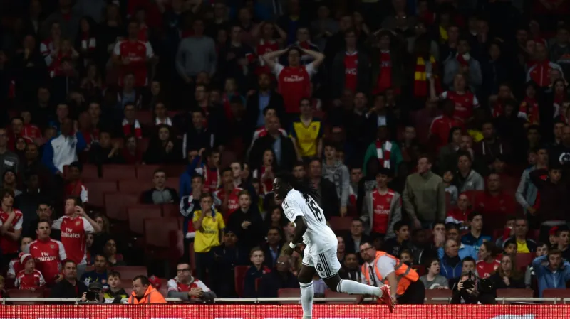 Slavící Bafetimbi Gomis na hřišti Arsenalu