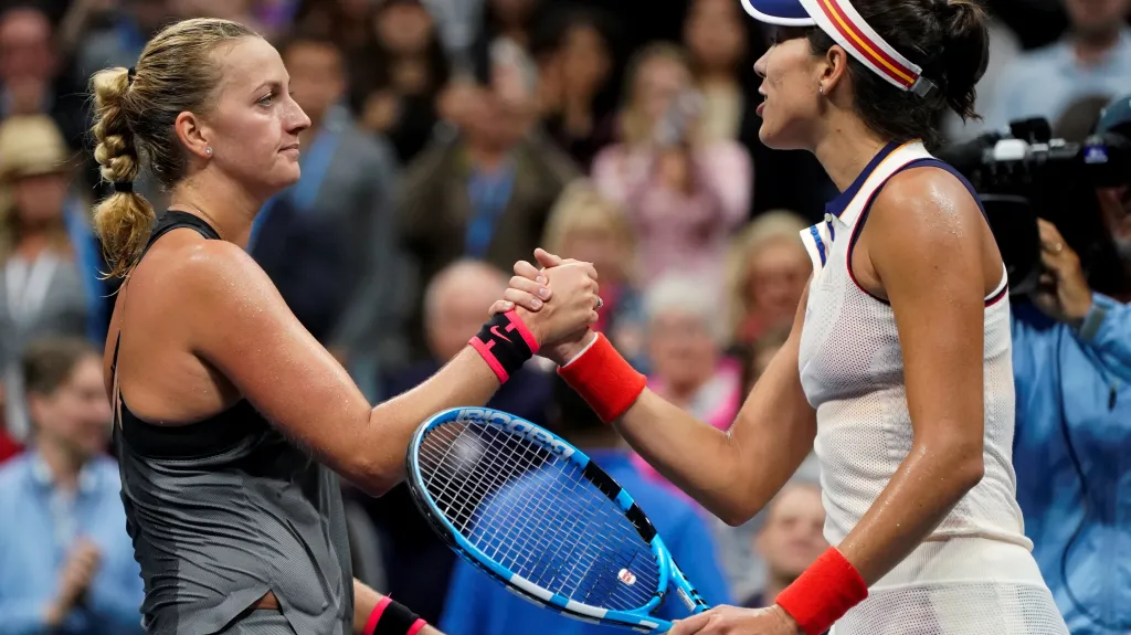 Petra Kvitová (vlevo) s Garbiňe Muguruzaovou