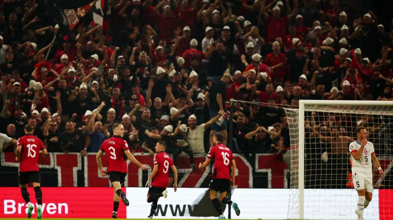 Fotbalisté Albánie se radují z gólu v české síti