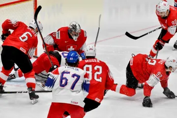 Branka českého útočníka Dominika Simona (v pádu) proti Švýcarům