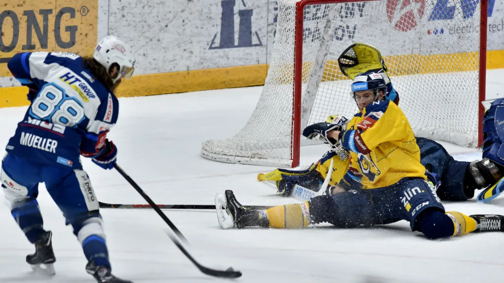 Střelec Komety Peter Mueller skóruje proti Zlínu