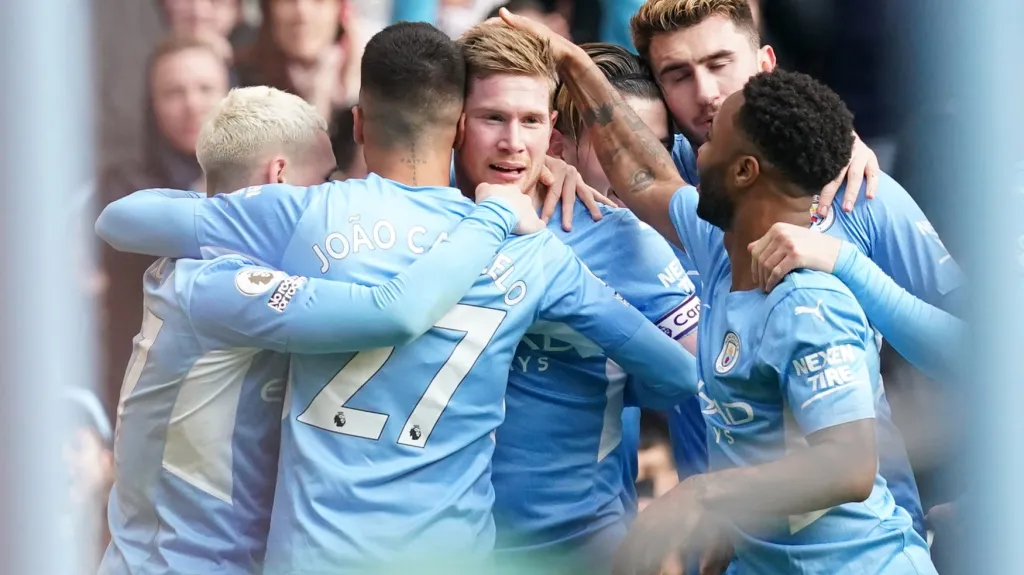 Fotbalisté Manchesteru City se radují z gólu v síti Chelsea