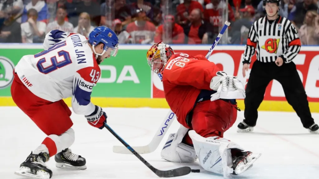 Jan Kovář v šanci proti ruskému brankáři Andreji Vasilevskému