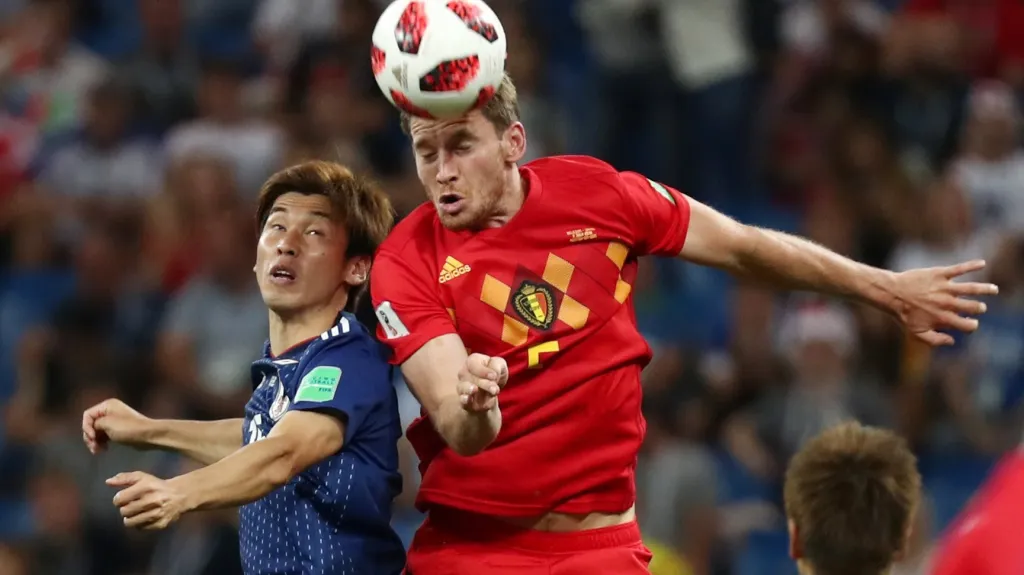 Belgičan Jan Vertonghen (vpravo) hlavičkuje v zápase s Japonskem
