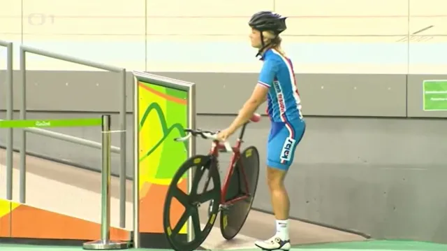 Cyklistku Diepoldovou čeká na start Her rozjížděcí disciplína
