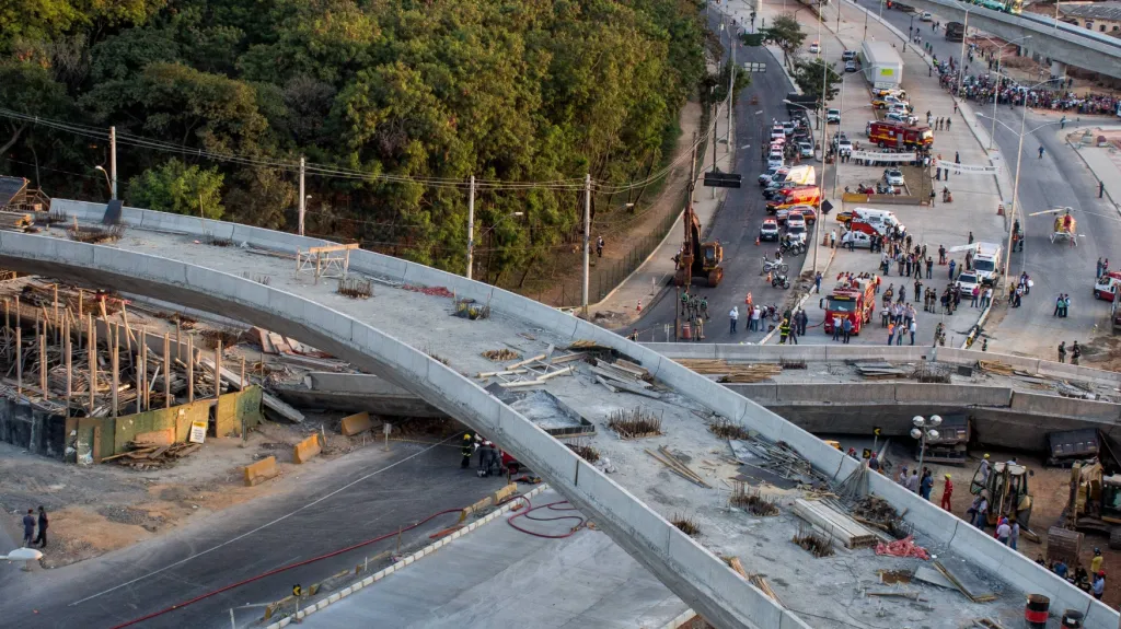 Zřícený most v Belo Horizonte