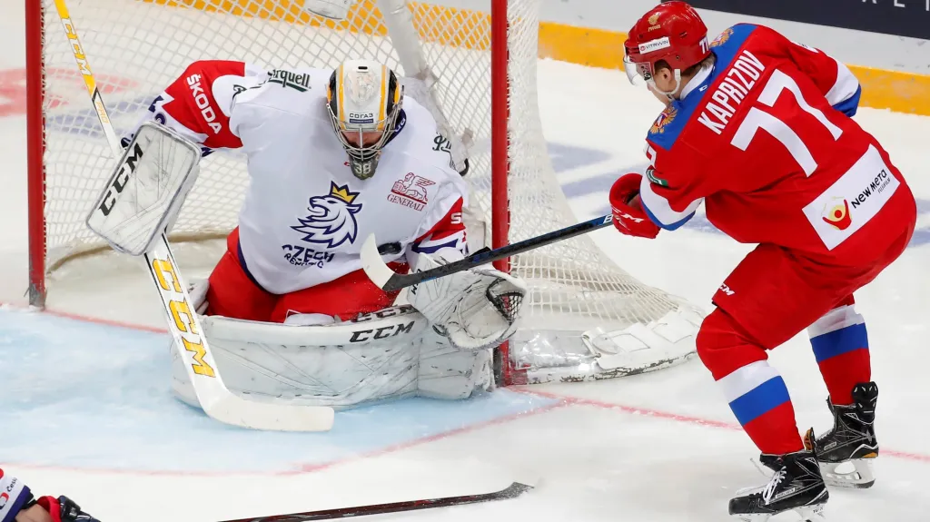 Český brankář Dominik Furch proti Kirillu Kaprizovovi