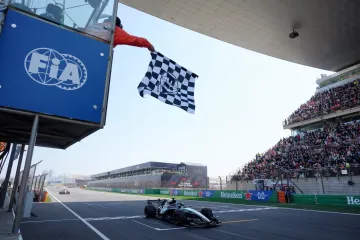 George Russell v cíli sprintu v Číně