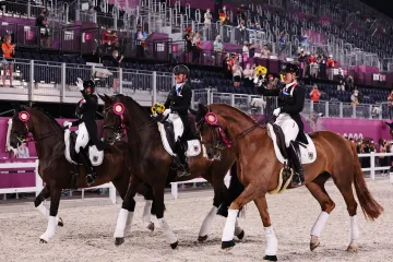 Dorothee Schneiderová, Isabell Wertheová a Jessica von Bredowová-Werndlová po triumfu v soutěži družstev