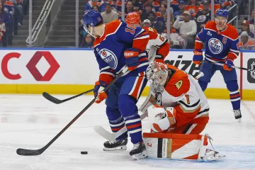 Český brankář Anaheimu Lukáš Dostál v utkání play-off NHL proti Edmontonu