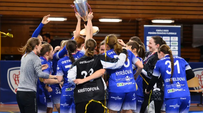 Vítězná trofej vítkovických florbalistek