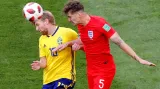 Švéd Emil Forsberg (vlevo) v hlavičkovém souboji s Johnem Stonesem z Anglie