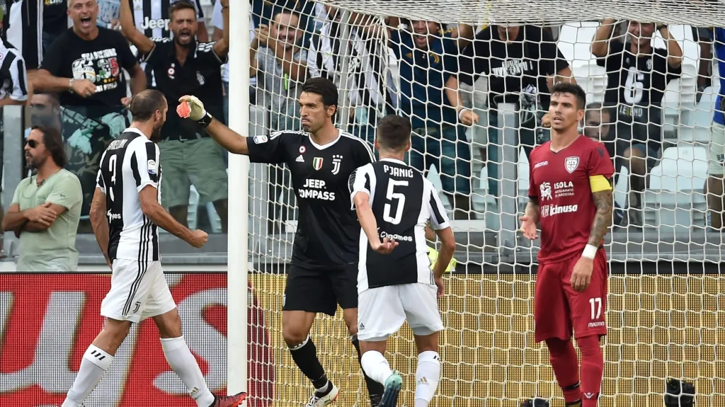 Brankář Gianluigi Buffon z Juventusu se raduje se spoluhráči