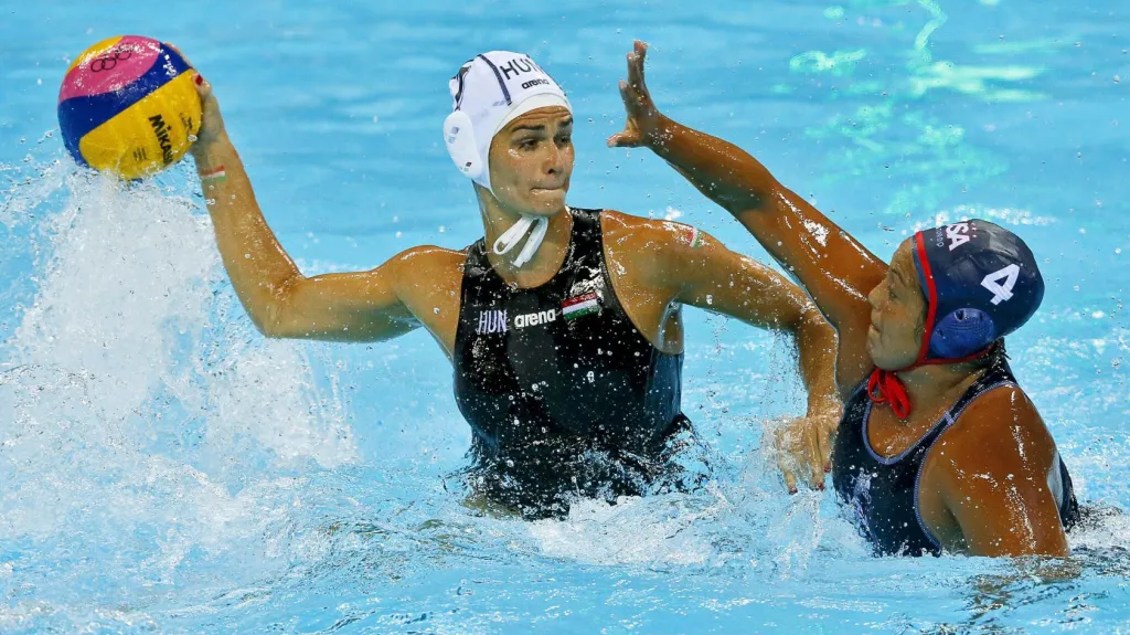 Zápas ve vodním pólu mezi USA a Maďarskem