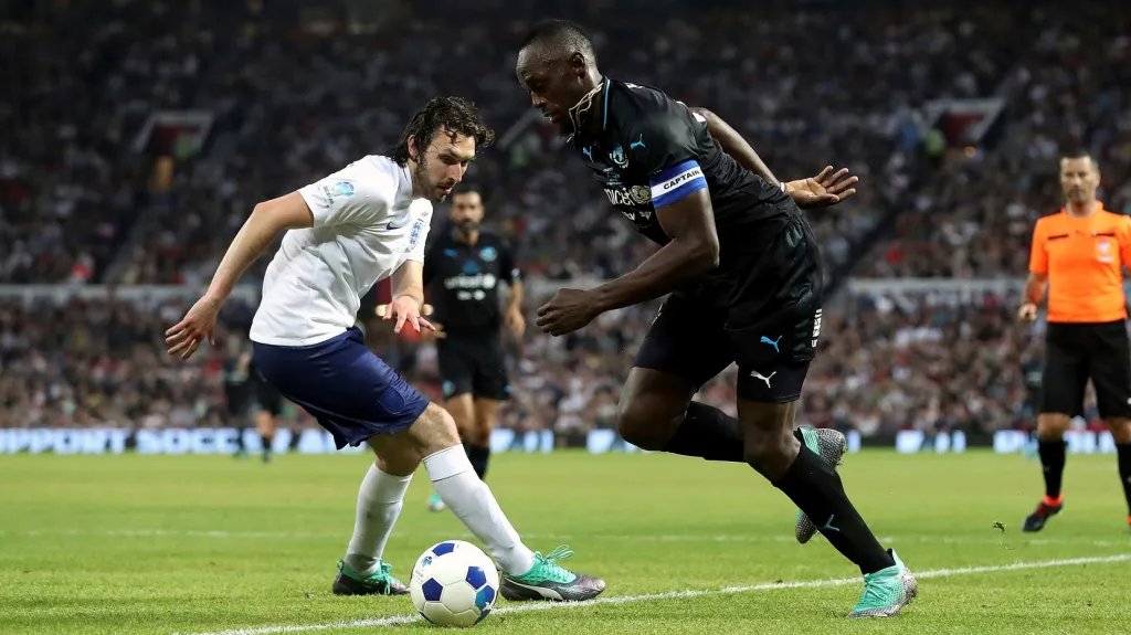 Usain Bolt obchází Blakeho Harrisona