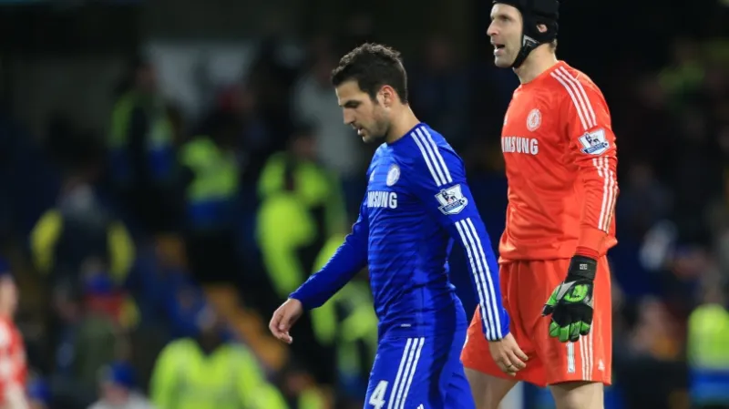 Petr Čech a Cesc Fabregas po vyřazení Chelsea z FA Cupu
