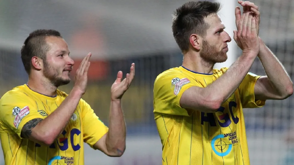 Fotbalisté Teplic slaví výhru nad Spartou