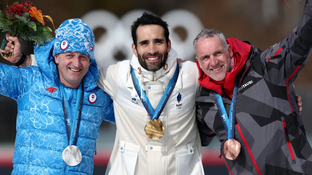 Pavol Hurajt, Martin Fourcade a Christoph Sumann při slavnostním medailovém ceremoniálu
