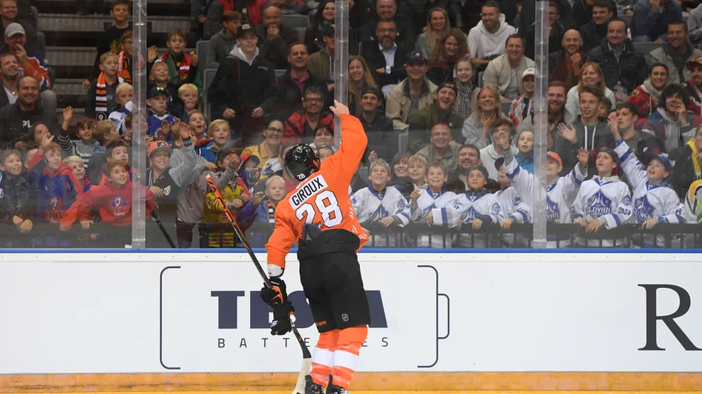 Claude Giroux hází dárky fanouškům v Praze