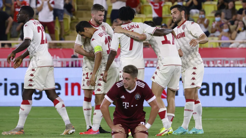 Fotbalisté Monaka se radují z gólu v síti Sparty