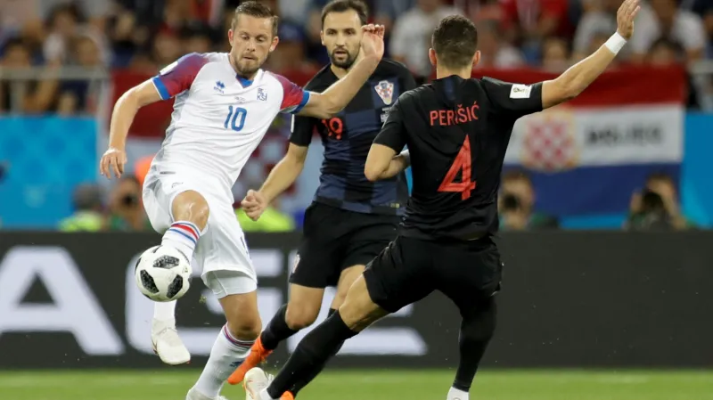 Gylfi Sigurdsson a Chorvaté Milan Badelj a Ivan Perišič