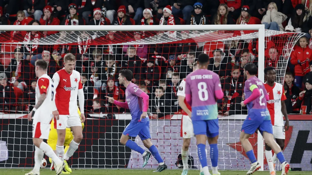 Fotbalisté AC Milán se radují z gólu v Edenu