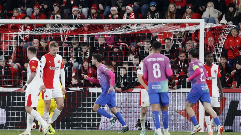 Fotbalisté AC Milán se radují z gólu v Edenu