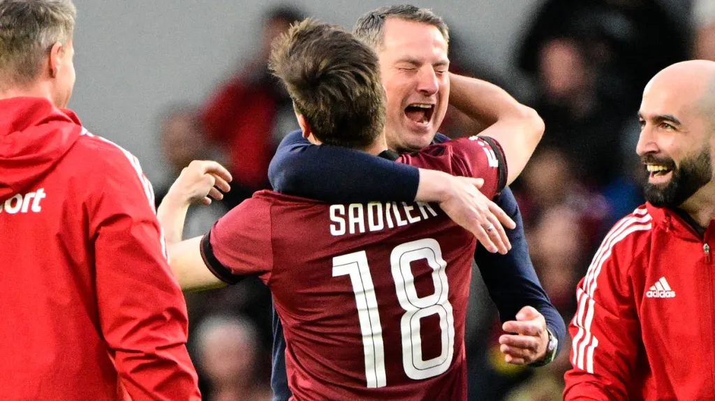 Brian Priske v objetí s Lukášem Sadílkem