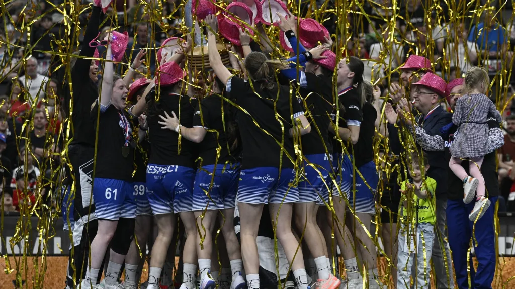 Florbalistky Vítkovic po obhajobě domácího titulu s vítěznou trofejí