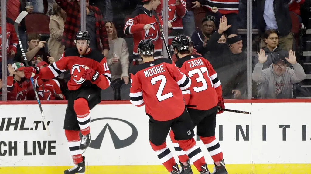 Pavel Zacha slaví se svými spoluhráči vstřelenou branku