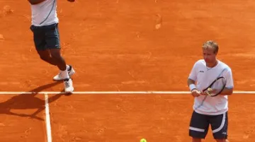 Tenisté Leander Paes a Lukáš Dlouhý