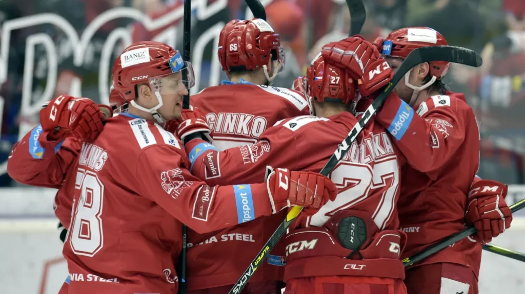 Hokejisté Třince se radují z branky