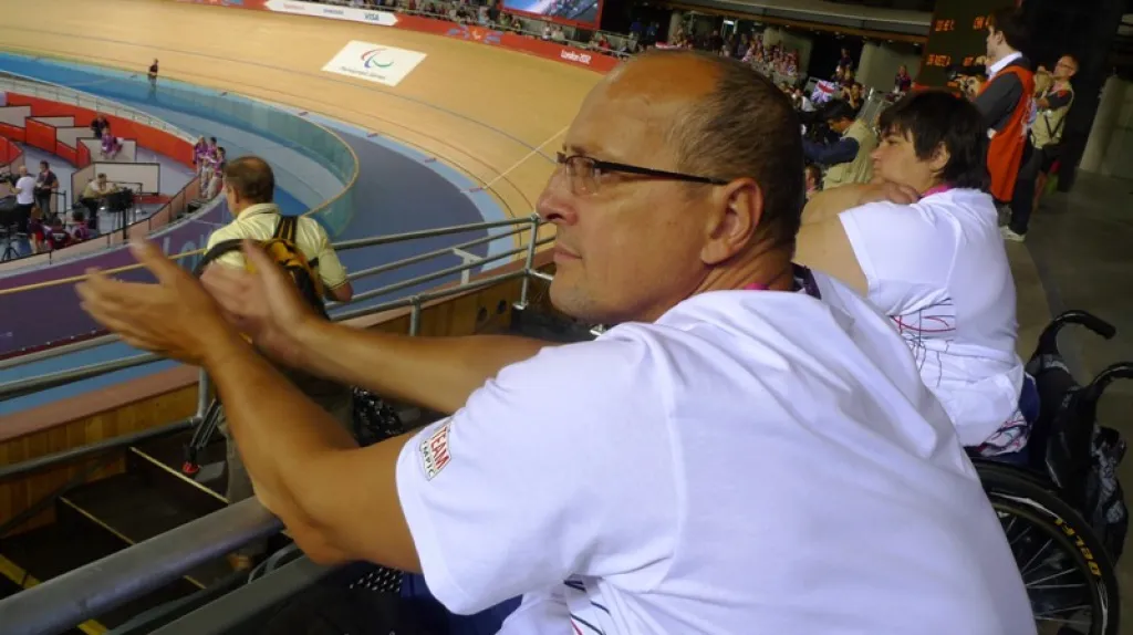 Rostislav Pohlmann, vlajkonoš české výpravy, relaxuje pod střechou londýnského velodromu