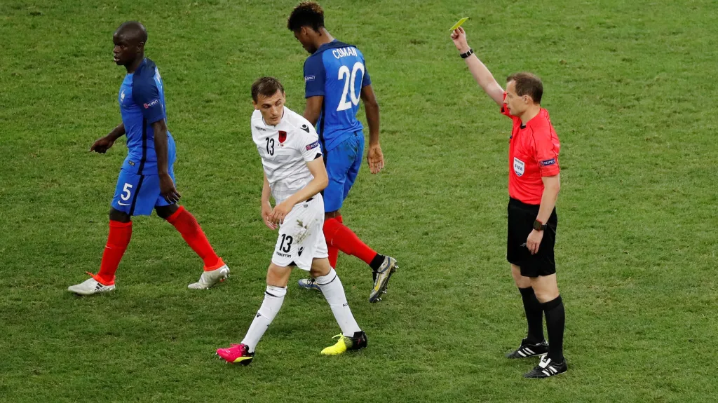 Rozhodčí Willie Collum (vpravo) v utkání Francie s Albánií
