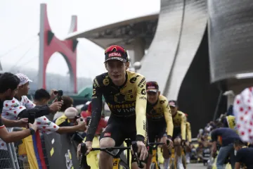 Jonas Vingegaard začíná svou obhajobu žlutého dresu