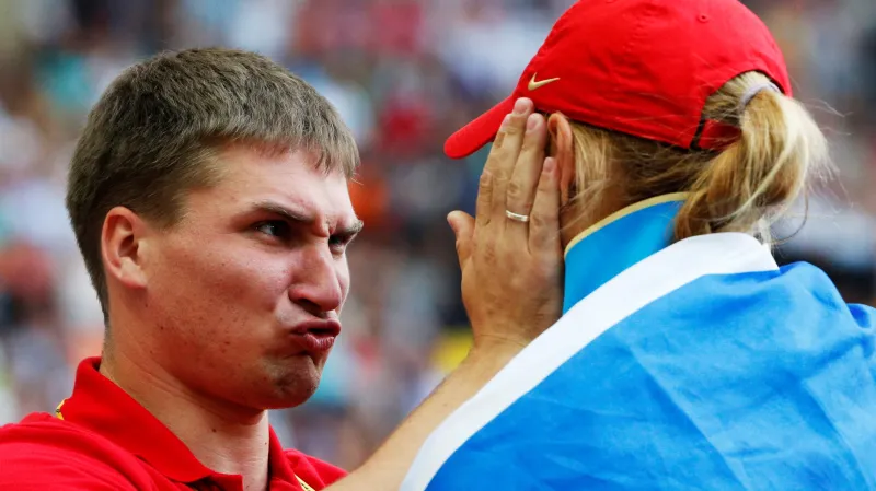 Manžel ruské oštěpařky Abakumovové Tarabin svojí choť  za bronz asi nechválil