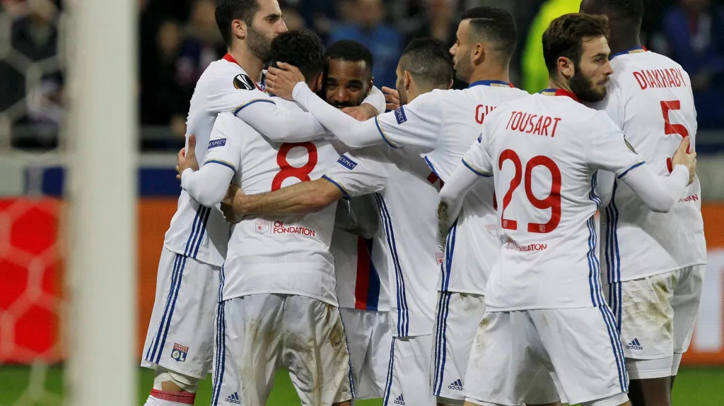 Fotbalisté Olympique Lyon se radují z gólu proti AS Řím