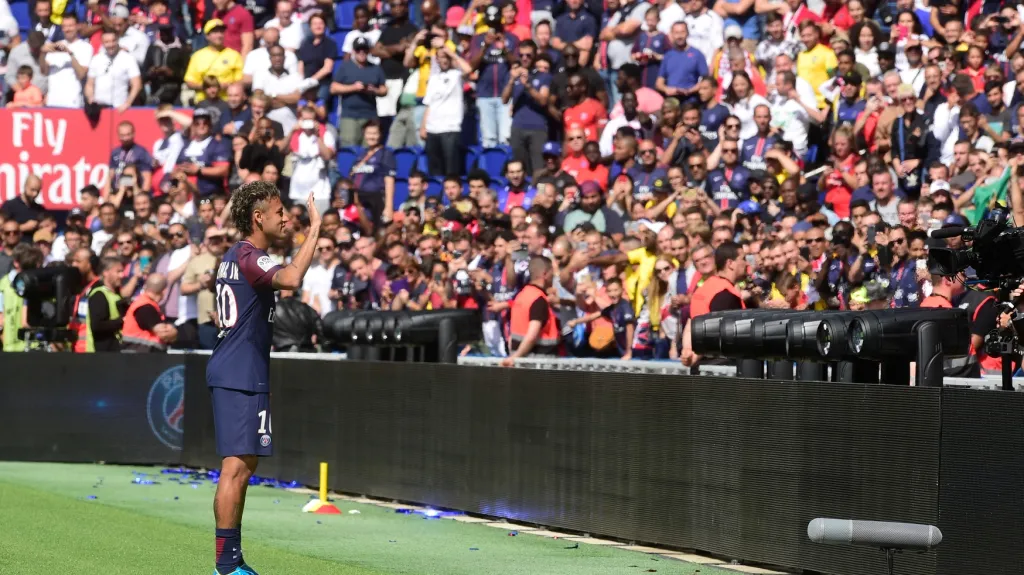 Neymar zdraví fanoušky PSG po přestupu z Barcelony