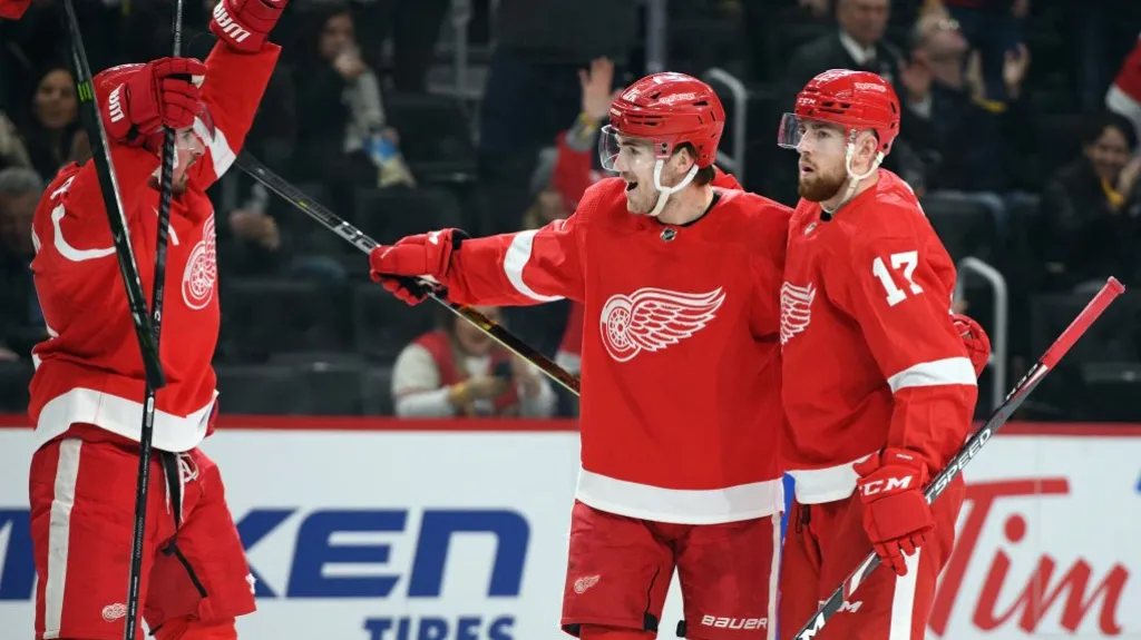 Filip Hronek (vpravo) se raduje s Filipem Zadinou